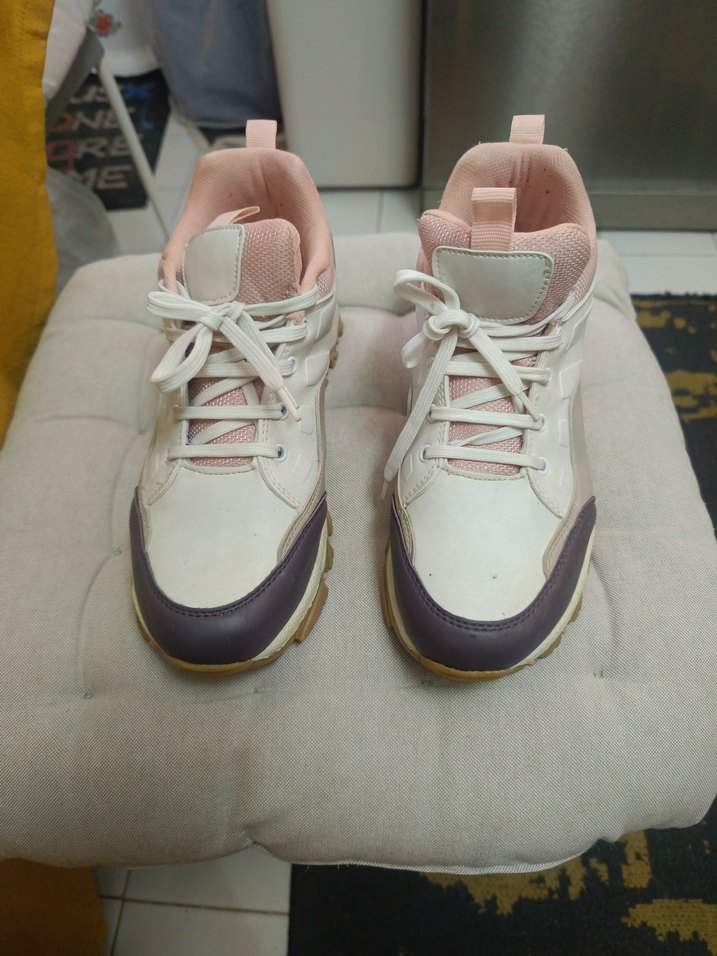 Beyaz ve Pastel Renkli Bağcıklı Spor Ayakkabı - Görsel 2