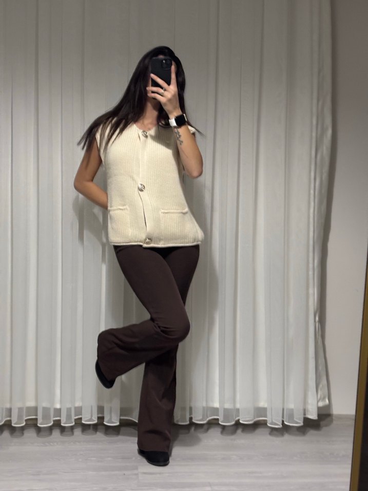 Düğmeli Bej Triko Kolsuz Kadın Hırka - Görsel 2