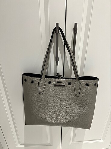 Guess çift taraflı omuz çantası