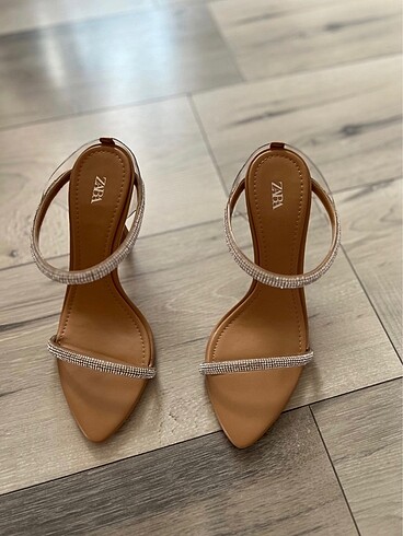 Zara Taşlı Bantlı Topuklu Sandalet