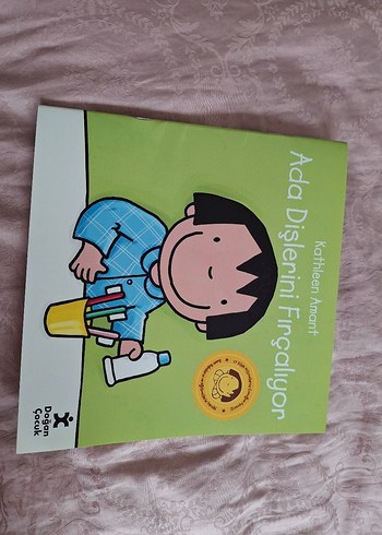 Ada Dişlerini Fırçalıyor - Çocuk Kitabı