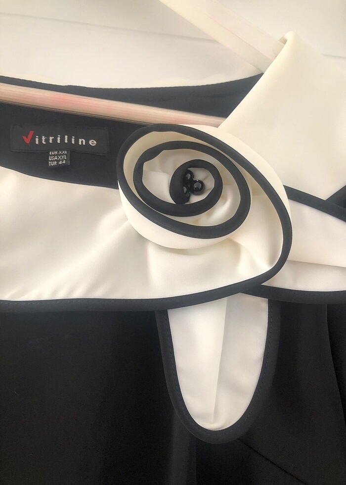 Siyah,beyaz yaka detaylı şık elbise - Görsel 2