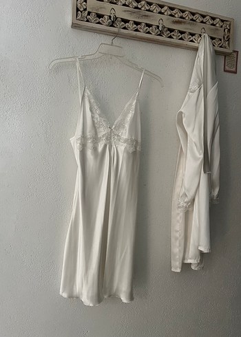 Parlak Beyaz Uzun Kollu Kadın Sabahlık - Görsel 2