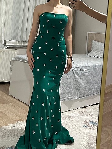 Uzun yeşil taşlı elbise