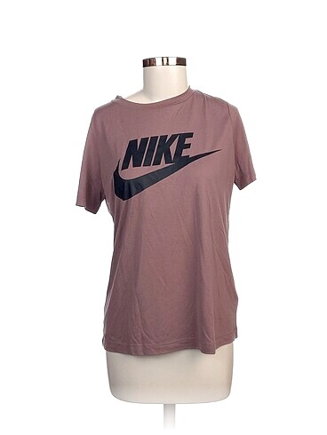 Nike T-shirt %70 İndirimli.