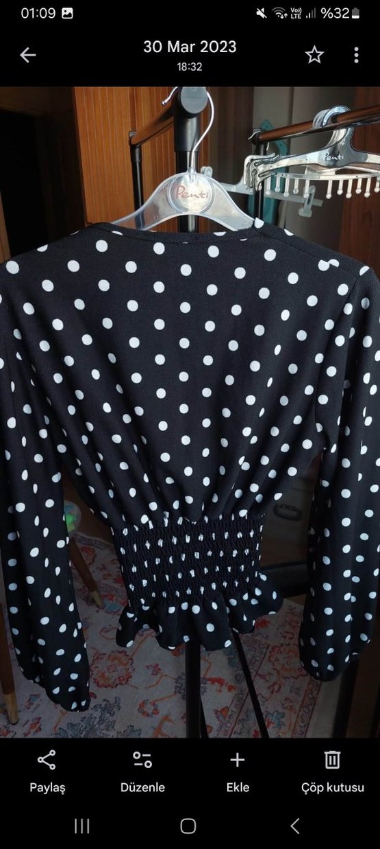 Puantiye Desenli V Yaka Uzun Kollu Bluz - Görsel 3