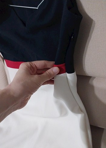 lacivert-beyaz V yakalı kolsuz midi elbise - Görsel 4