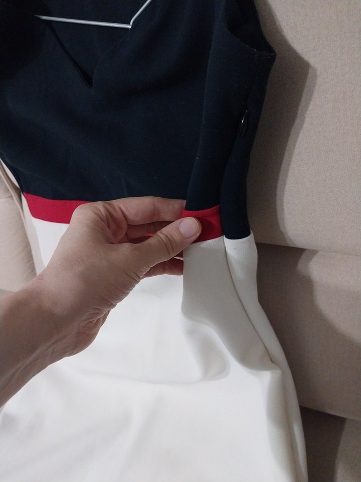 lacivert-beyaz V yakalı kolsuz midi elbise - Görsel 4