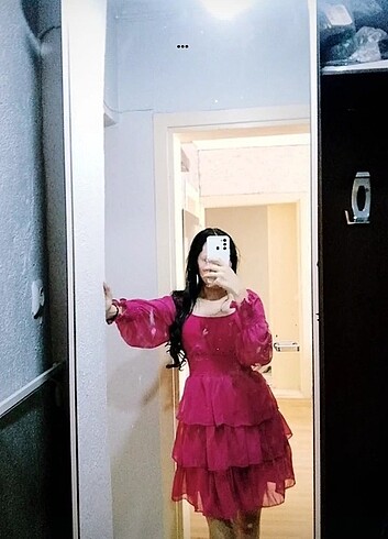 Pembe katlı elbise