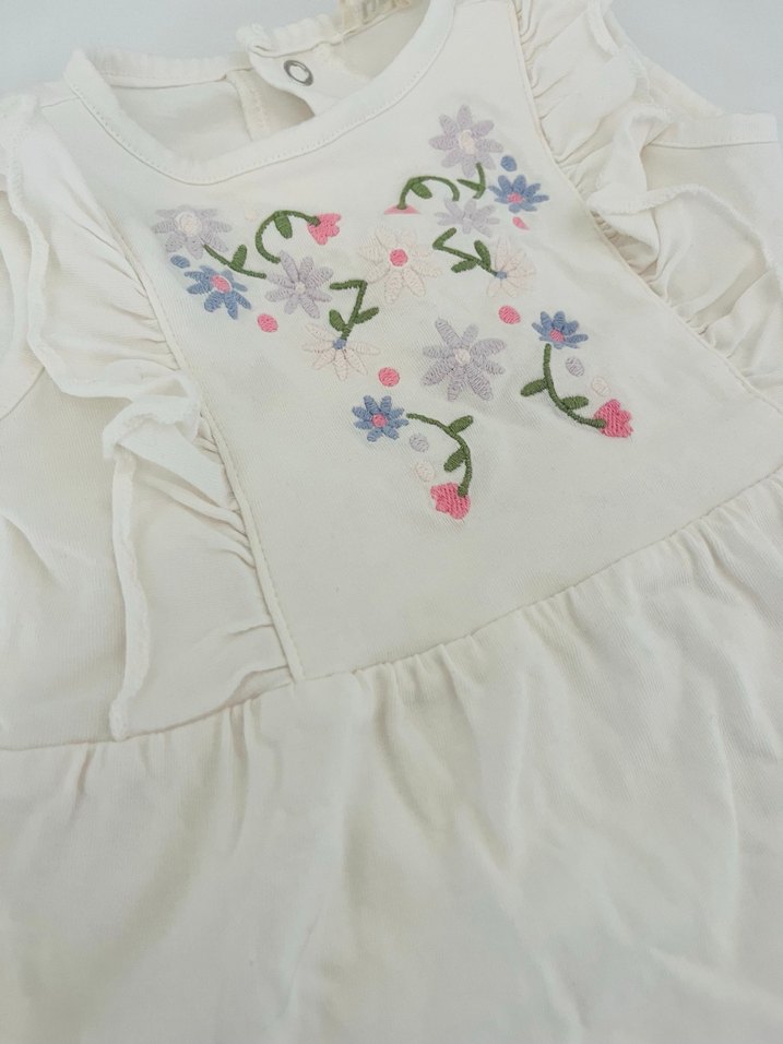 Nakışlı Beyaz Fırfırlı Bebek Kız Tişört çiçekli hırka beraber  - Görsel 2