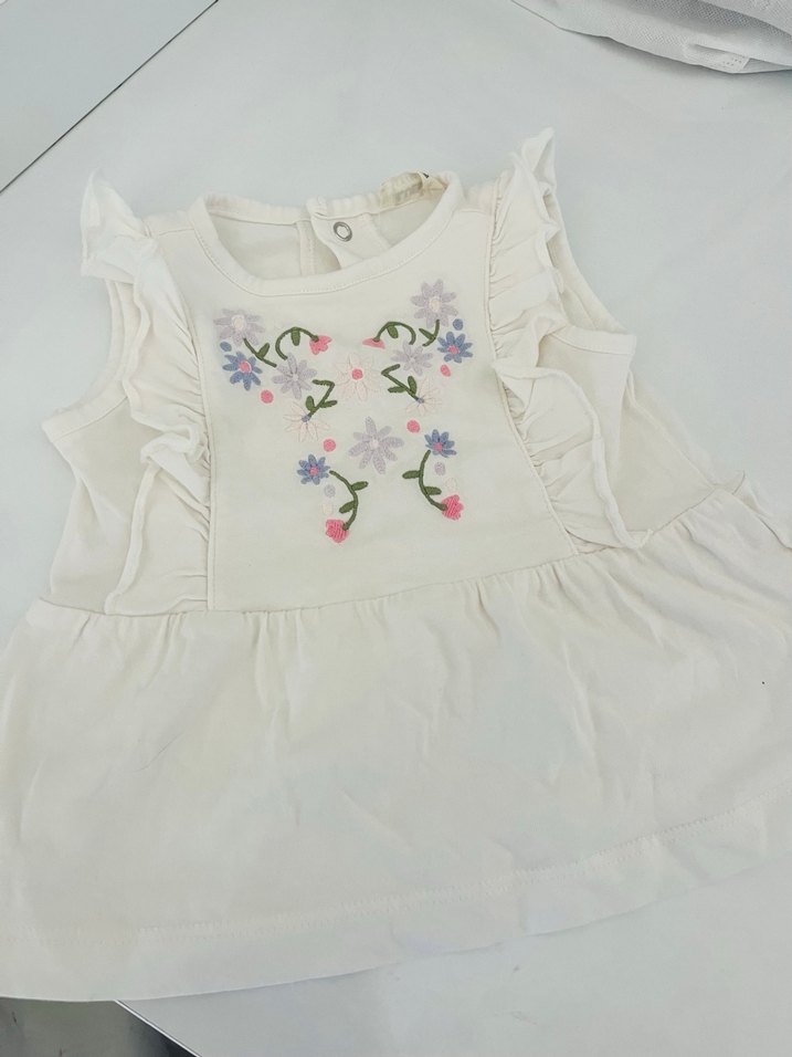 Nakışlı Beyaz Fırfırlı Bebek Kız Tişört çiçekli hırka beraber  - Görsel 3