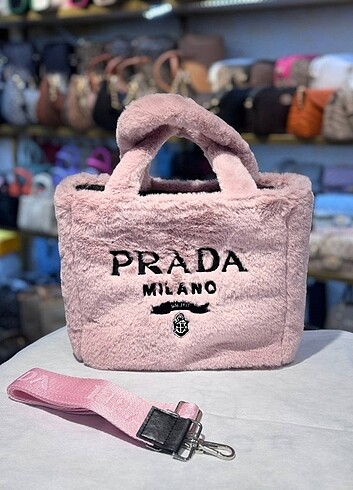 Prada tüylü çanta 