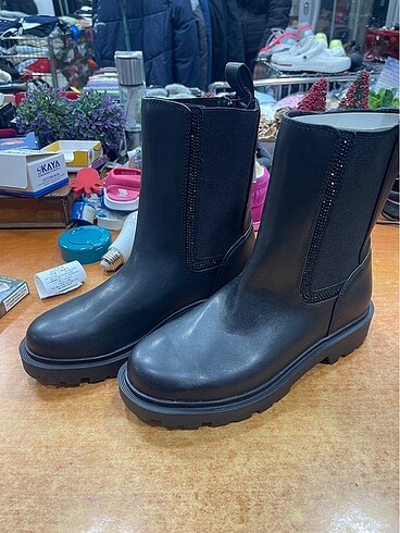 Zara bot 36-37-38-39-40 numaraya kadar vardır