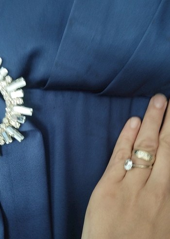 42 Beden uzun kollu parlak omuz detaylı kemeri taşlı