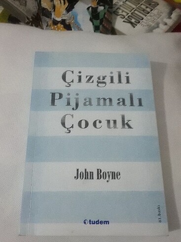 Çizgili pijamalı çocuk 