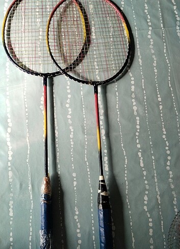  Badminton raketi 2 adet
