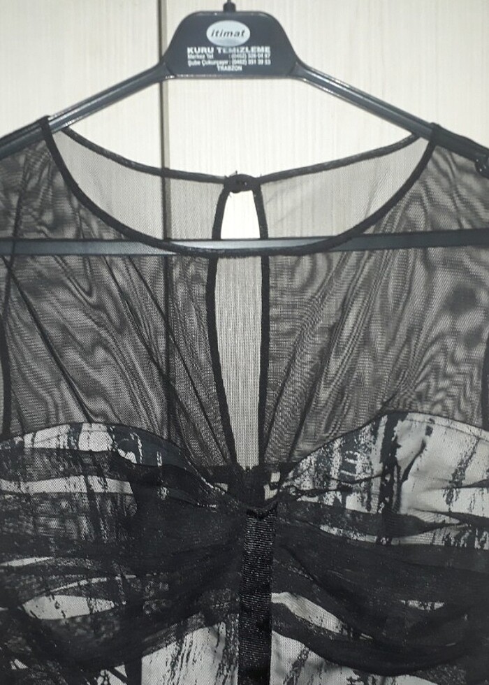 Siyah gri karışık desenli tül detaylı mini abiye elbise - Görsel 4