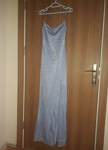 Mavi ince askılı abiye elbise - Görsel 5