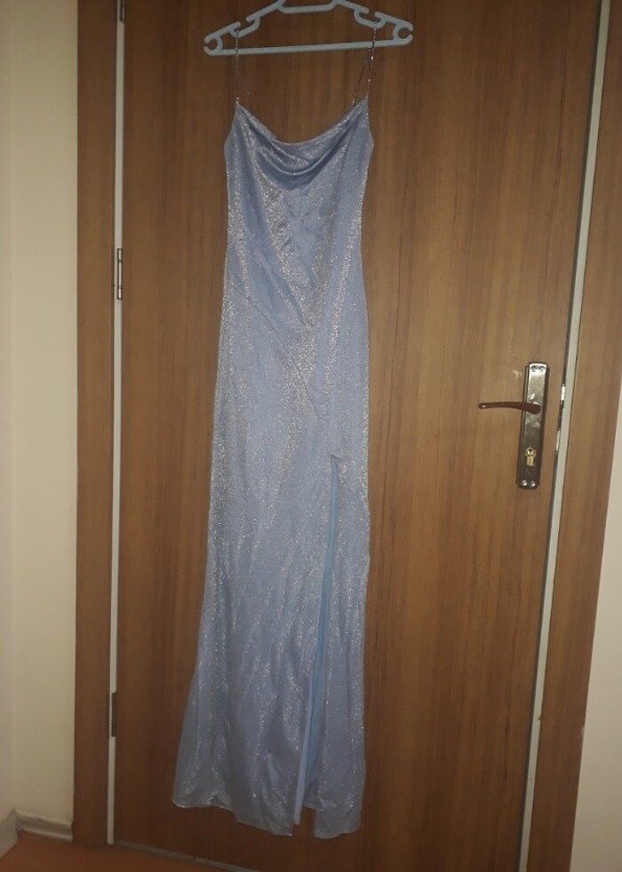 Mavi ince askılı abiye elbise - Görsel 2