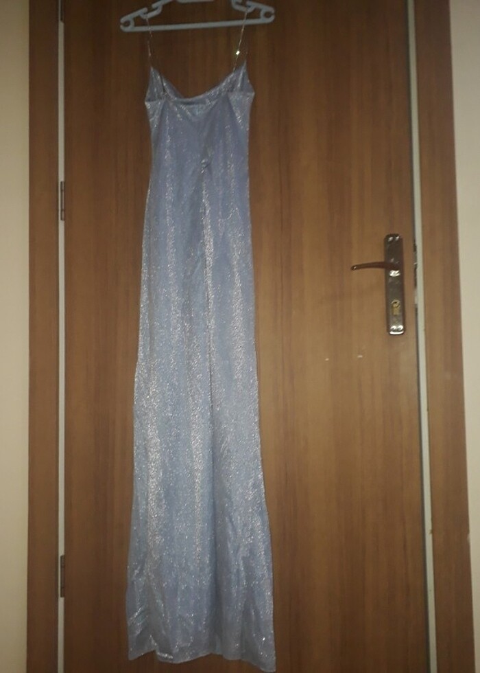 Mavi ince askılı abiye elbise - Görsel 3