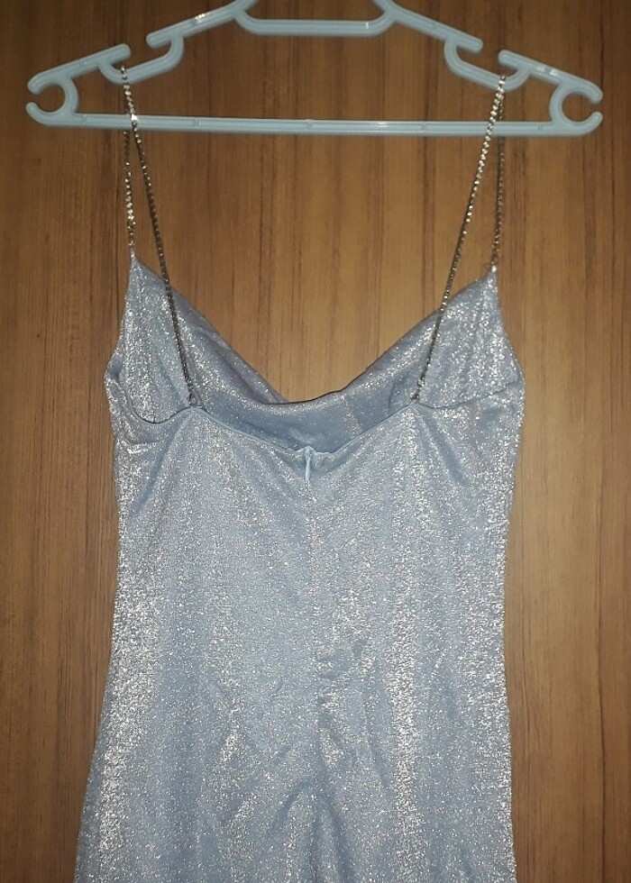 Mavi ince askılı abiye elbise - Görsel 4