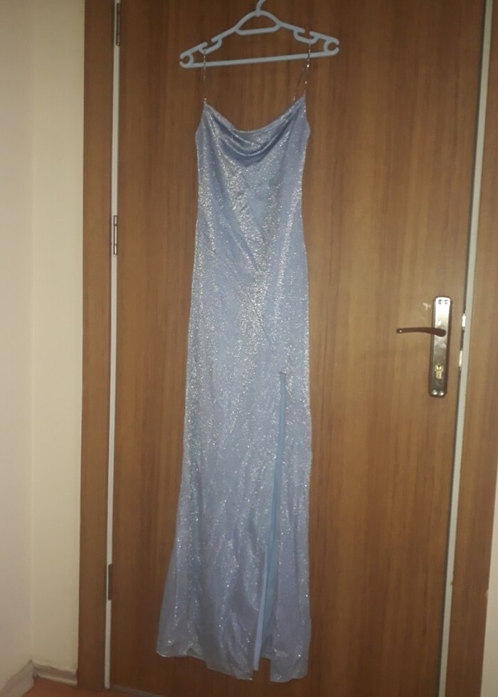 Mavi ince askılı abiye elbise - Görsel 5