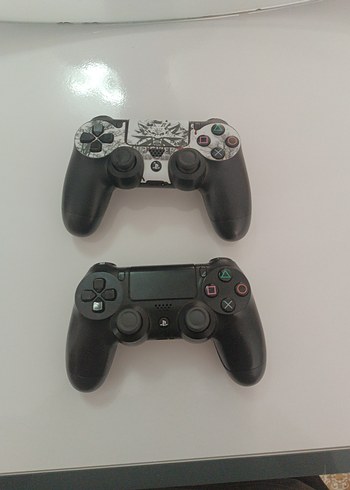 Beden Sony PS4 Oyun Konsolu ve 2 Kablosuz Kontrolcü