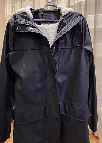 Siyah Kapüşonlu Düğmeli Kadın mont - Görsel 3