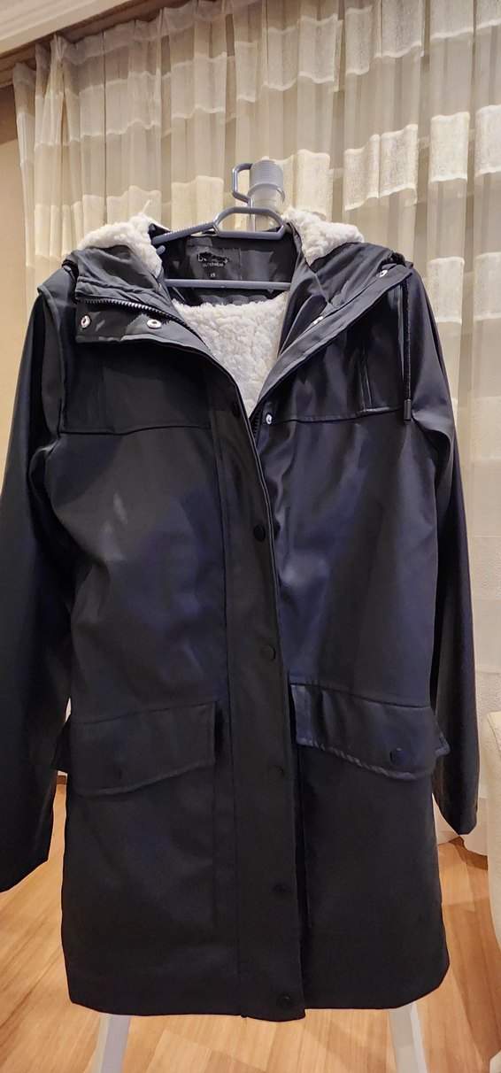 Siyah Kapüşonlu Düğmeli Kadın mont - Görsel 3