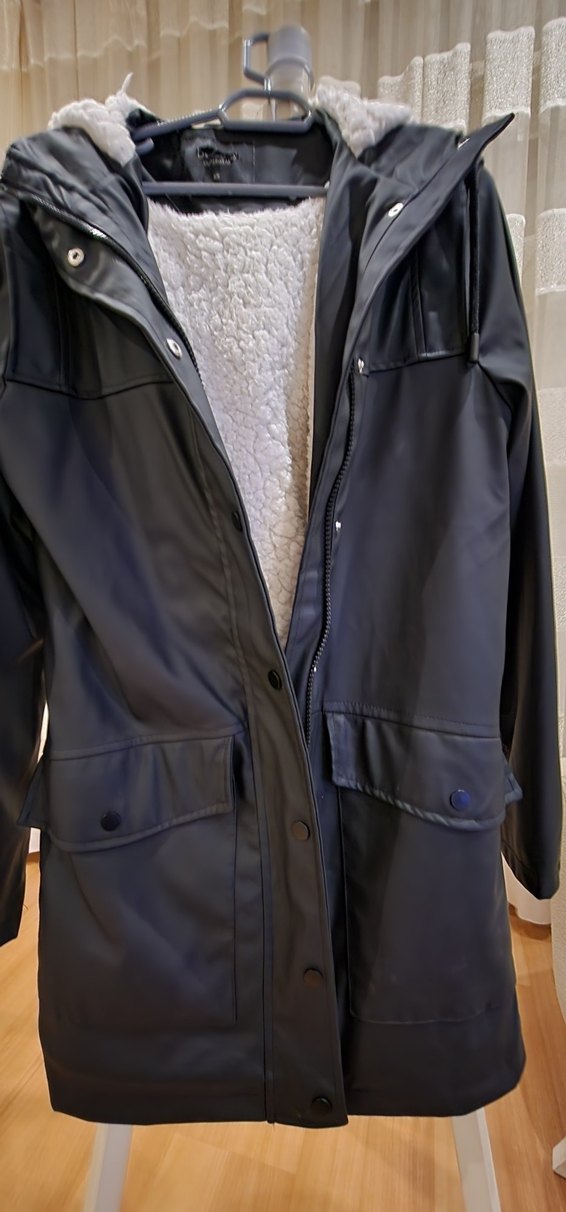 Siyah Kapüşonlu Düğmeli Kadın mont - Görsel 2