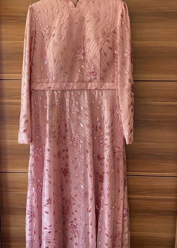 Pembe İşlemeli Uzun Kadın Abiye Elbise tesettür