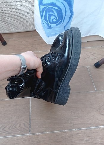 Parlak Siyah Rugan Topuklu Gotik Kadın Botları - Görsel 4