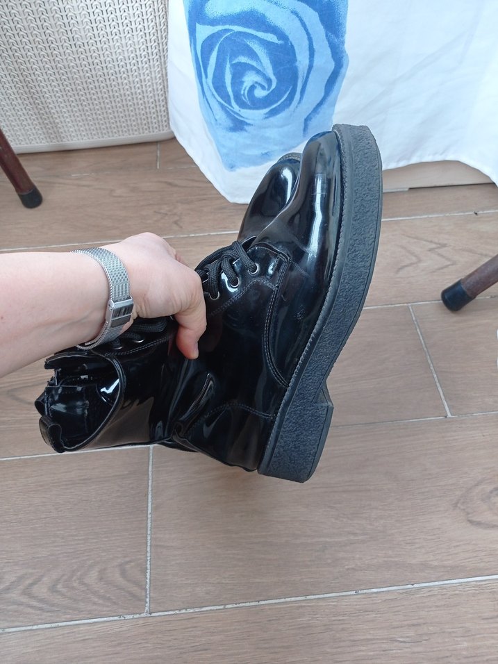 Parlak Siyah Rugan Topuklu Gotik Kadın Botları - Görsel 4