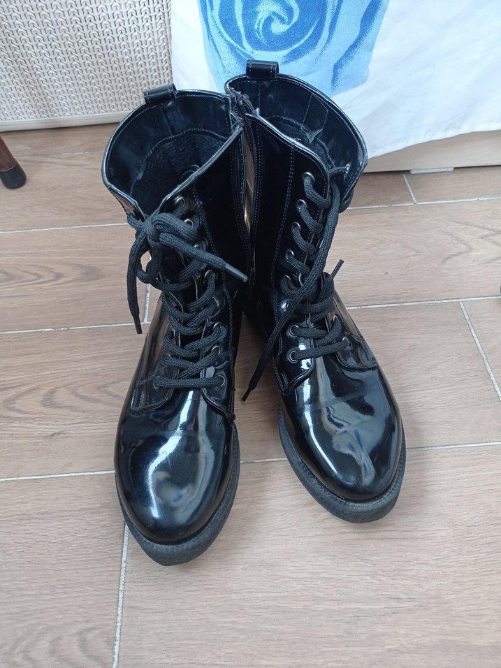 Parlak Siyah Rugan Topuklu Gotik Kadın Botları - Görsel 2