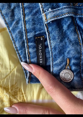 Düğmeli Mavi Bağlama Desenli Kadın Kot Şort - Görsel 3