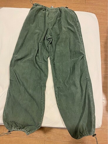 Stradivarius Haki kadife kumaş paraşüt pantolon