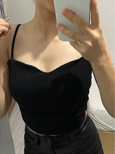 Vücuda oturan crop top askılı