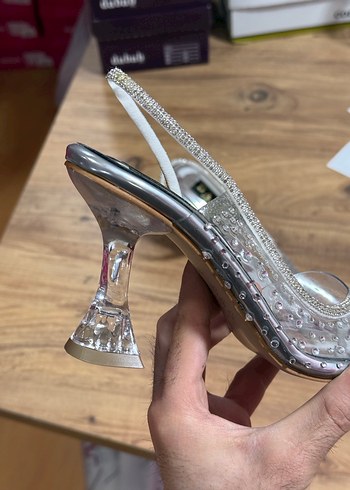 Kadın gümüş şeffaf taş detaylı şeffaf topuklu ayakkabı - Görsel 4