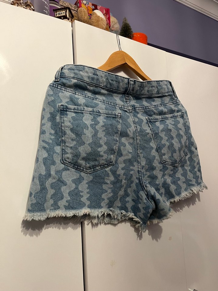 Düğmeli Batik Desenli Kadın Kot Şort - Görsel 4