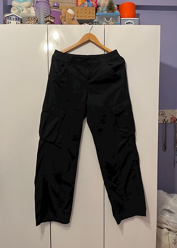 H&M Kadın Siyah Bol Kesim Paraşüt Kumaş Cepli Kargo Pantolon - Görsel 2