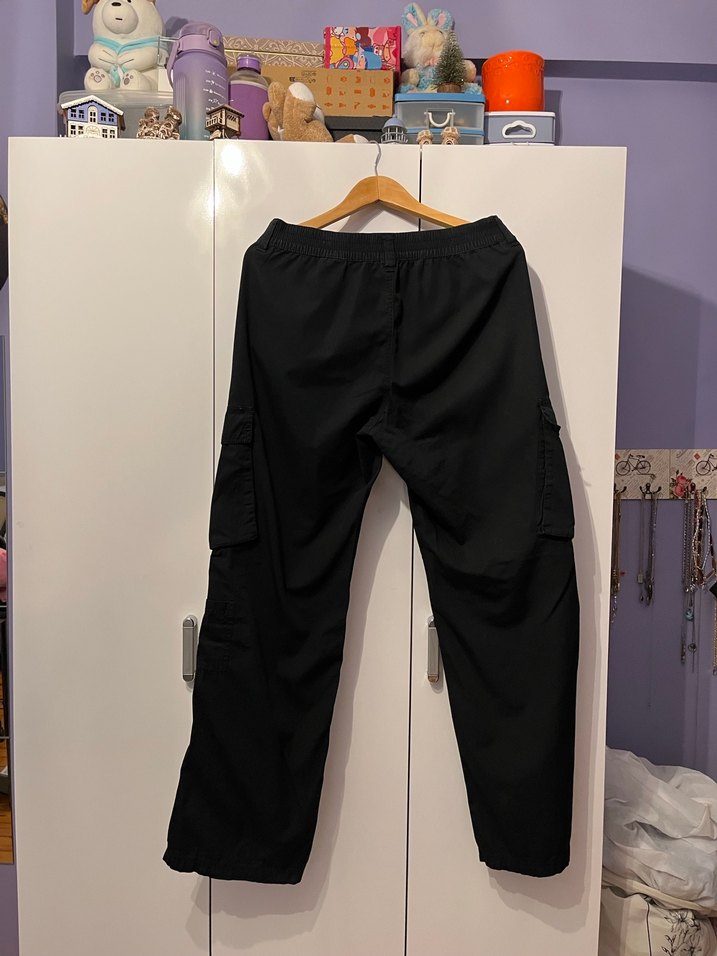 H&M Kadın Siyah Bol Kesim Paraşüt Kumaş Cepli Kargo Pantolon - Görsel 5