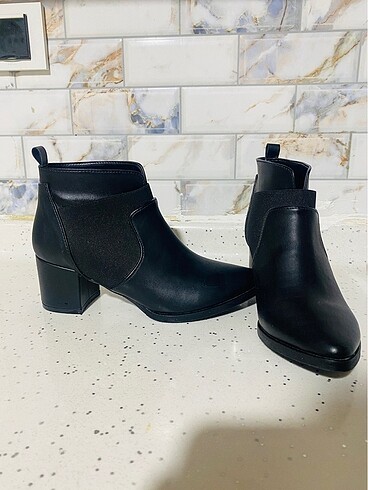 Zara DERİ LASTİKLİ SİYAH KADIN TOPUKLU BOT