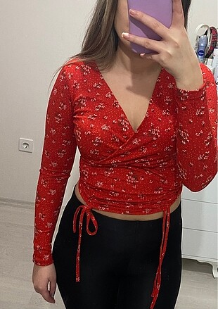 Kırmızı bağlamalı bluz