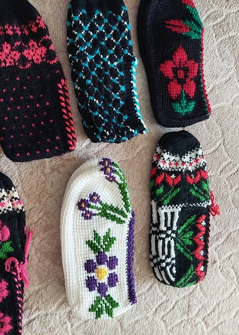 El Yapımı Çiçek Desenli Örgü Patikler