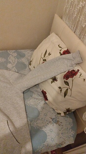 Az kullanılmış kapşonlu sweatshirt  - Görsel 3