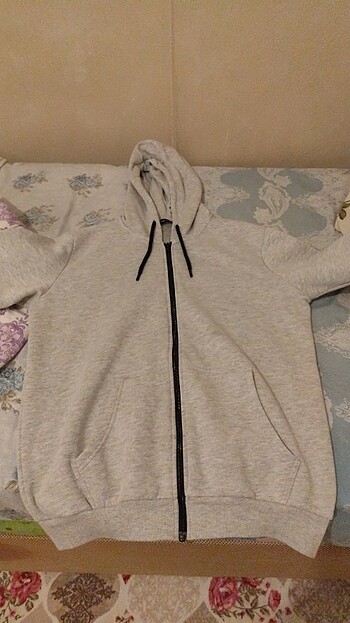 Az kullanılmış kapşonlu sweatshirt  - Görsel 4