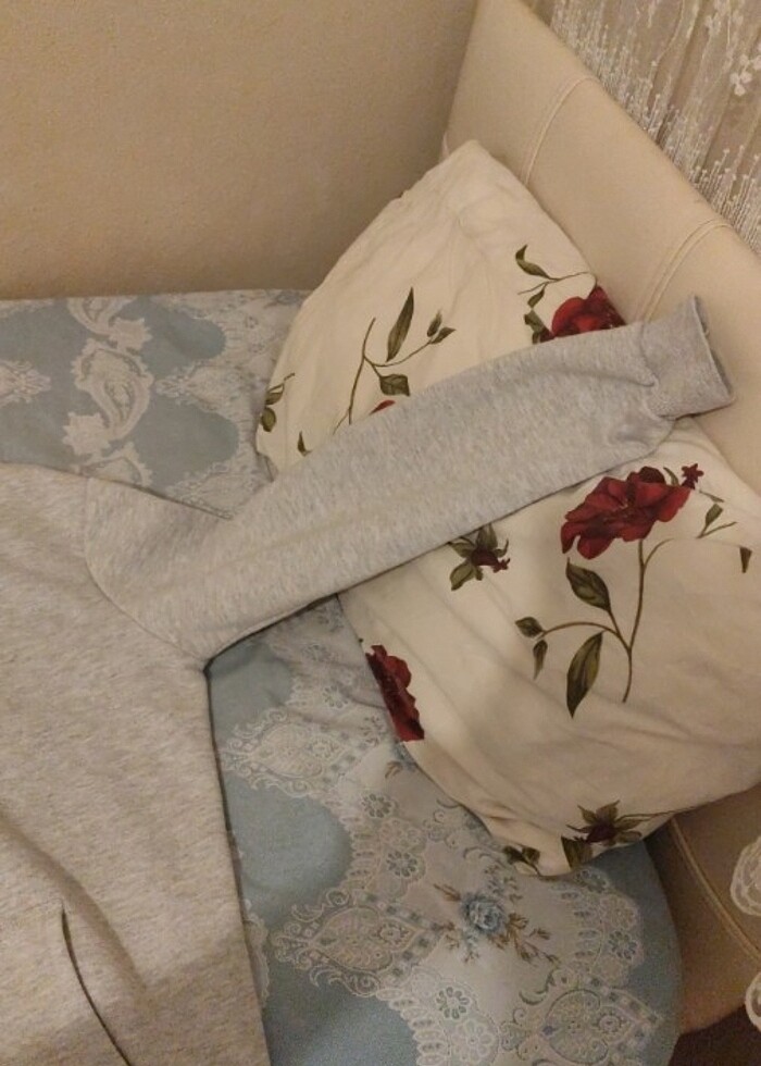 Az kullanılmış kapşonlu sweatshirt  - Görsel 3