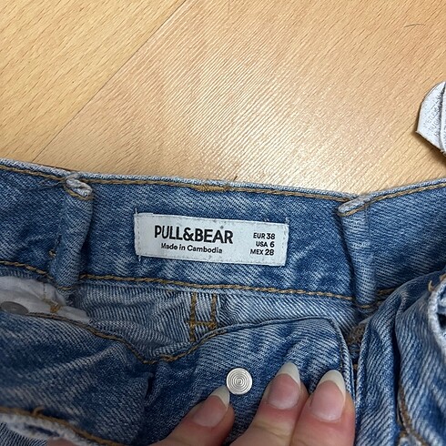 Pull and Bear Yırtık kot şort
