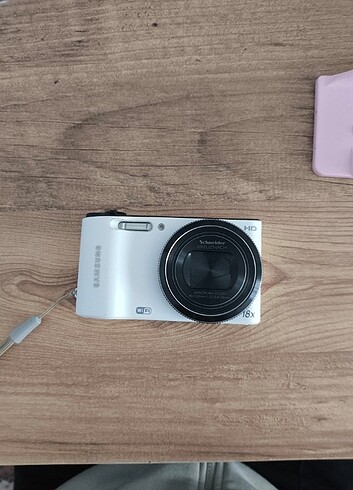 Kutulu nostaljik Samsung Fotoğraf makinesi.