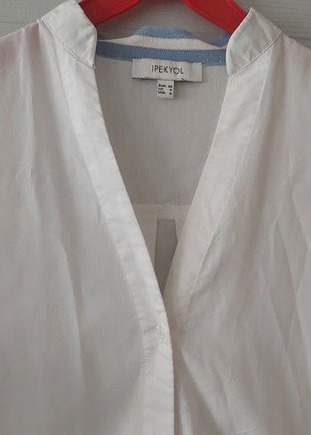 Kadın Beyaz Düğmeli V Yaka Kısa Kollu Gömlek - Görsel 2